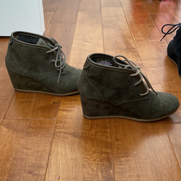 Mad Love Green Wedge Booties - Picture 3 of 7